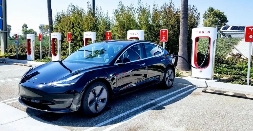 Электрокары Tesla проводят самоанализ и заказывают запчасти