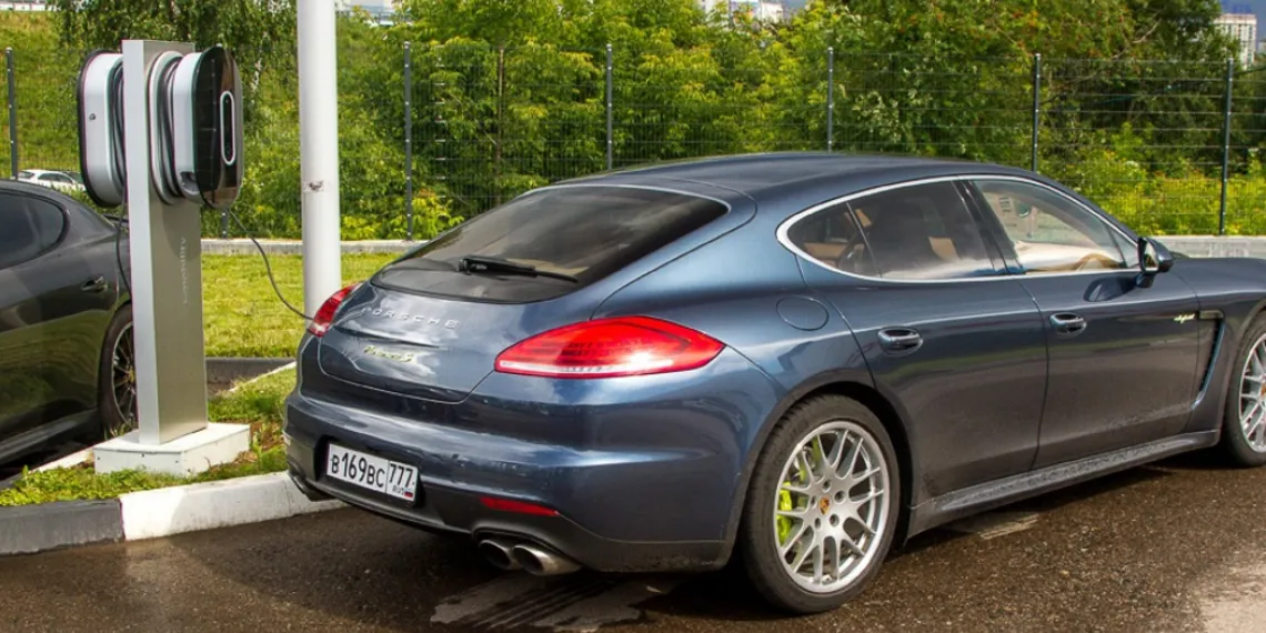 Porsche делает ставку на сетевые гибриды 
