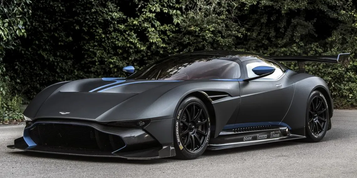 Развитие партнерских отношений Aston Martin и Castrol